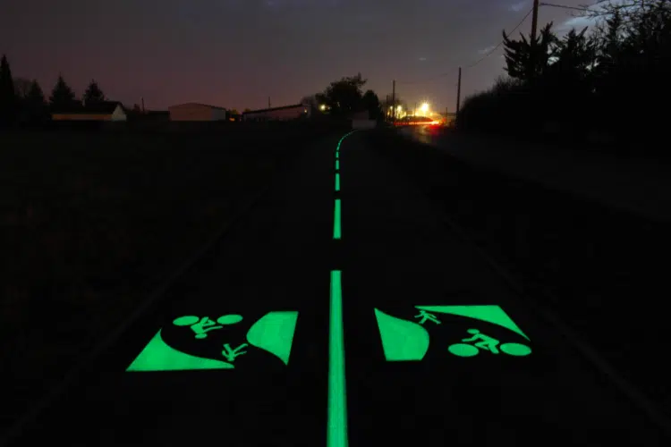 Marquage luminescent au sol la nuit