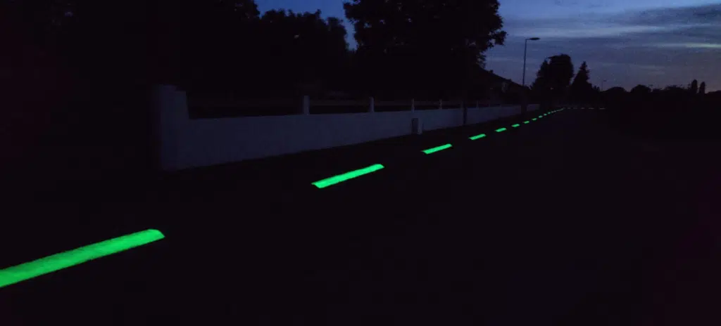 Cheminement piéton sécurisé avec peinture luminescente