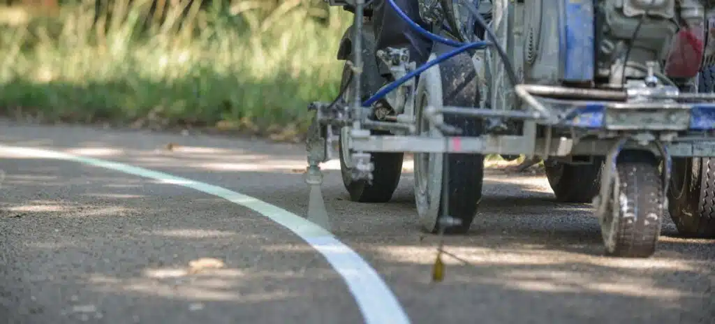 piste-luminescente-cyclable-pessac application-peinture