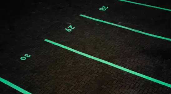 marquage-luminescent-parking-nuit