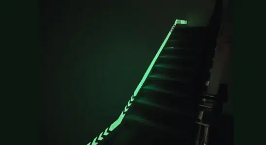 signalétique lumineuse pour evacuation urgence dans des escaliers